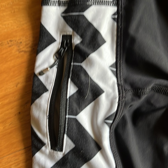 Lulu lemon size small short leggings - Picture 4 of 4